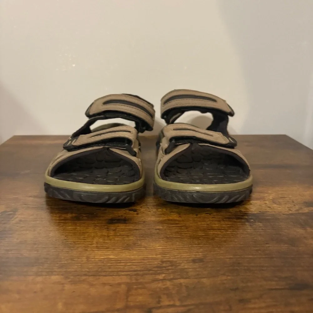 Ozark Trail Tan & Black Hobbs V Sandals Adjustable Strap Outdoor Hiking (Men 7)‎